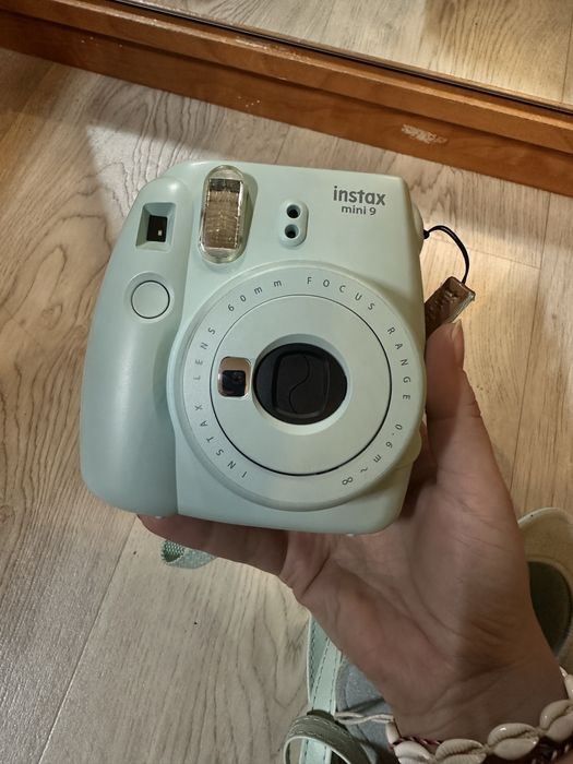 Продам фотоопарат INSTAX MINI 9.