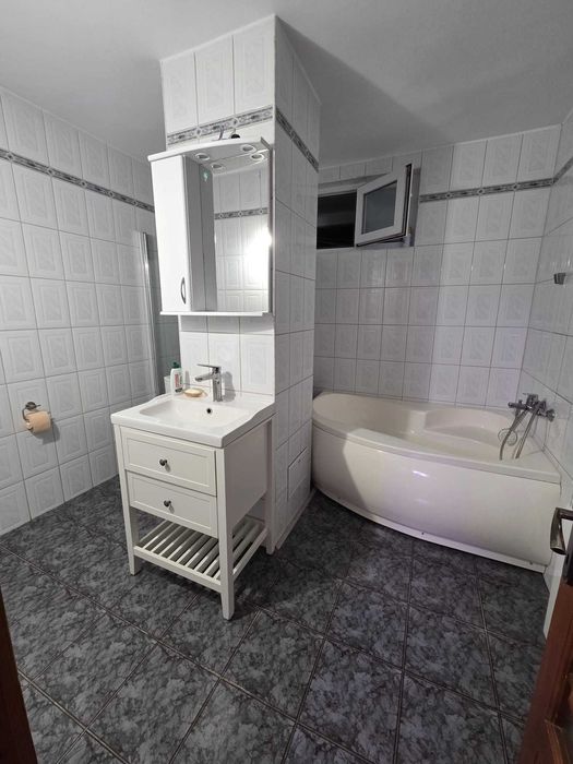 Apartament cu 3 camere etaj 2 in centru mobilat si utilat complet +aer conditionat