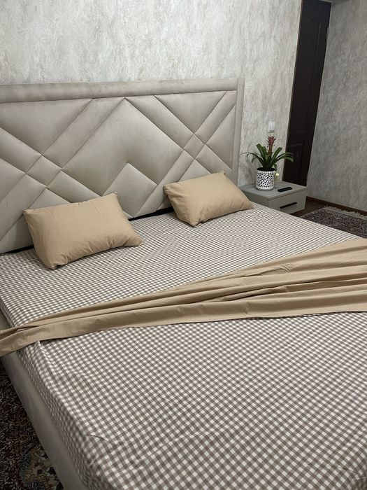 двухспальная кровать с хранением, матрасом и 2-мя тумбами