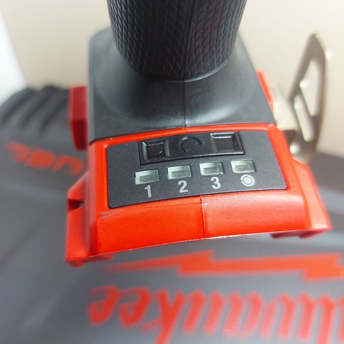 ПРОМОЦИЯ.Мощен гайковерт Milwaukee M18 FMTIW2F12-0