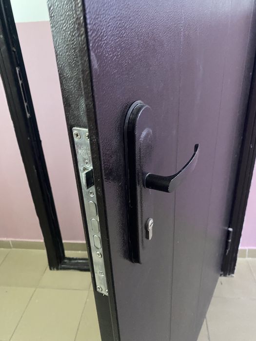 Продам входную б/у дверь