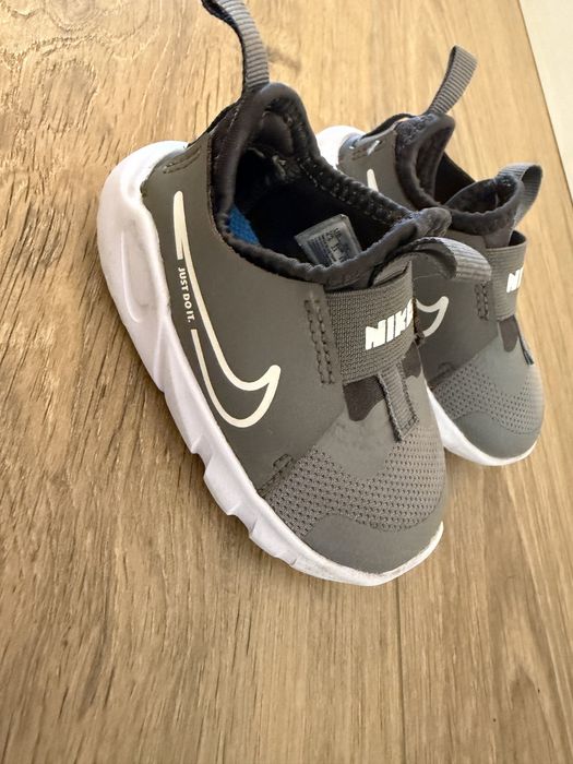 Детски маратонки nike , летен модел, много удобни за обуване. Номер -21