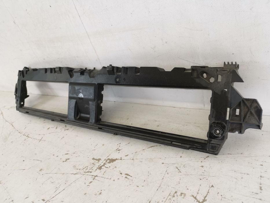 Ауди А4 Б9 / Audi A4 B9 Оригинален държач за решетка на радиатора в до