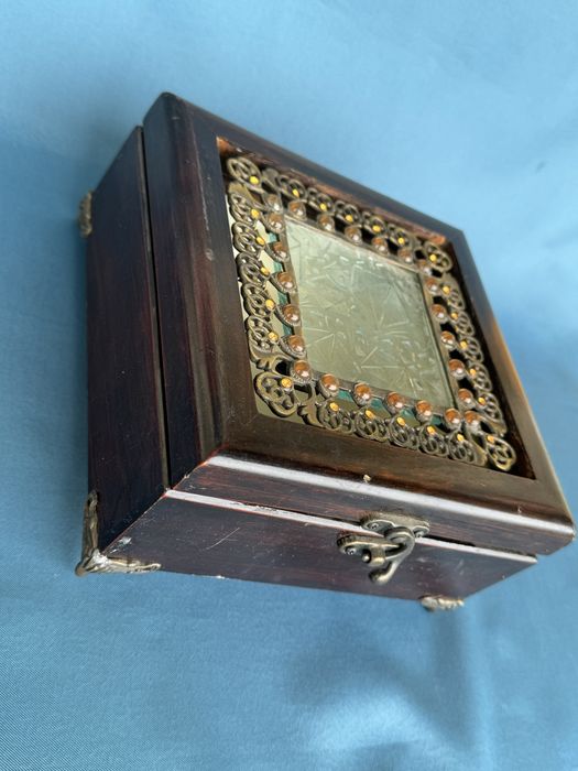 Стара дървена кутия за бижута