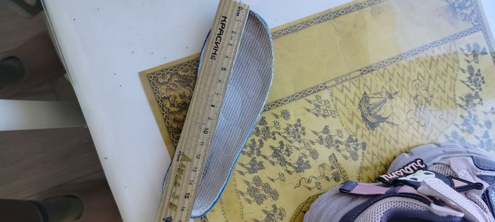 Продам кроссовки на девочку 27 р