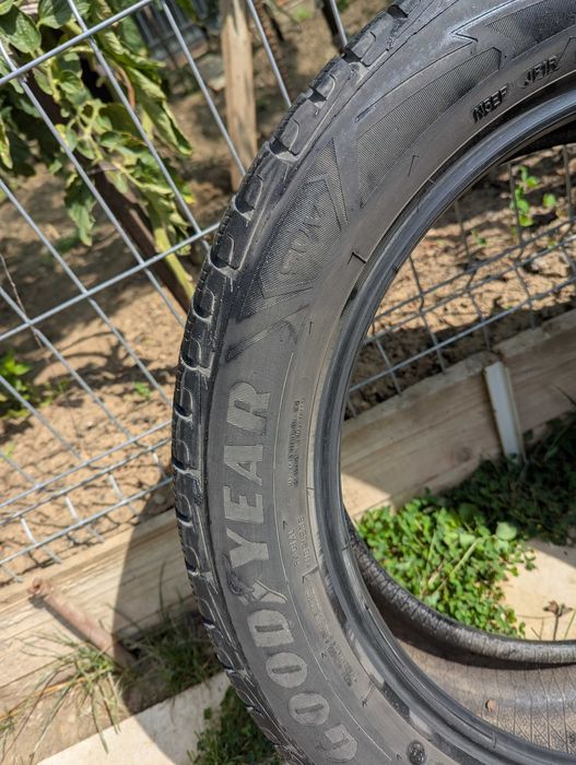 Vand , 2 anvelope de iarna SUV Goodyear 225 x 55 R19  99 V