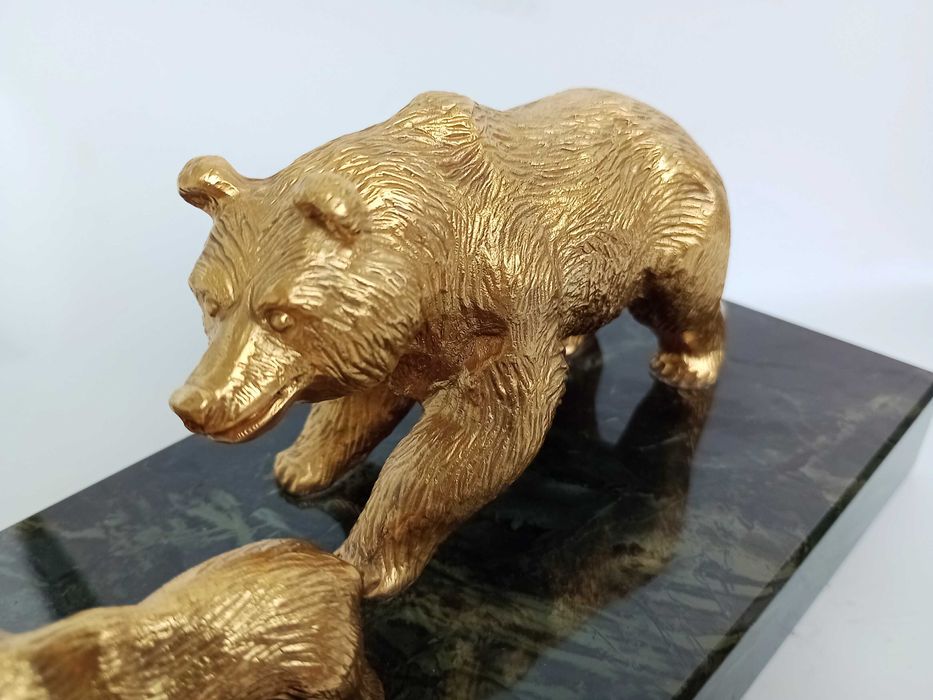 Бронзовая статуэтка медведи.