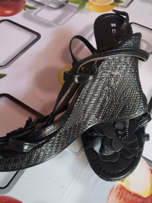 Босоножки новые 36