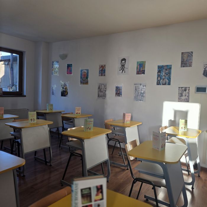 Închiriez spațiu pentru cursuri, evenimente, meditații, conferințe, sală 65 m2. Zona Cap. Petre Costescu, lângă Liceul Dacia . Preț 100 lei/ oră