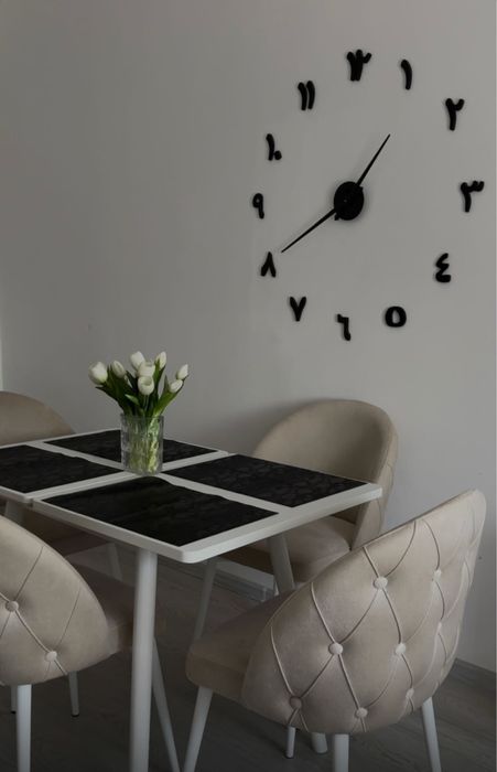 Раскладной стол и мякгие стулья (стол-стул; обеденный)