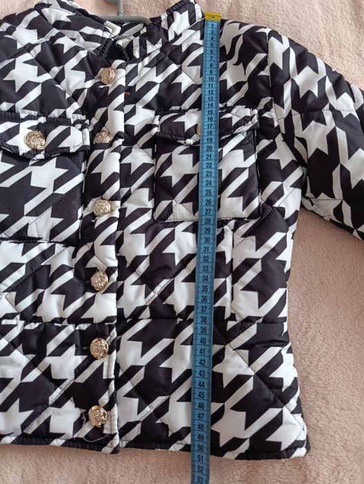 Стилно черно-бяло яке със златни копчета