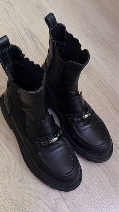 продам женские ботинки