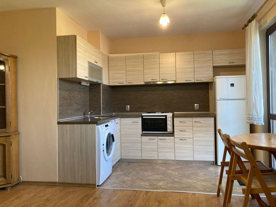 Тристаен апартамент под наем в центъра