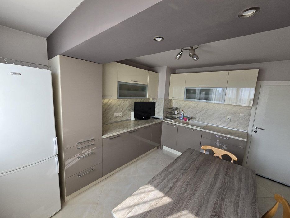 Дава се под наем Тристаен апартамент в Бургас, Братя Миладинови - 100 кв.м за 765 € - Снимка #2