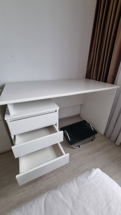 Birou Ikea Alb set cu scaun si suport de picioare folosit in stare bun