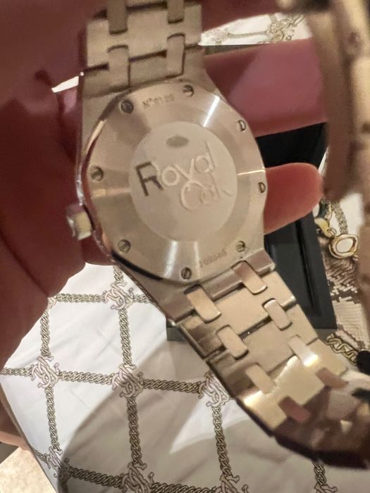 Дамски часовник с камъни AP