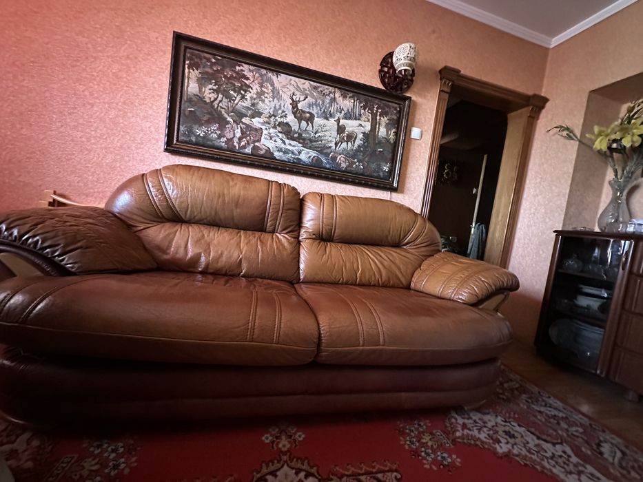 Кожаный диван и 2 кресла