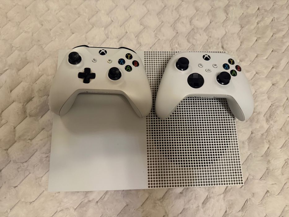 Vând X Box One S 1TB+19 jocuri