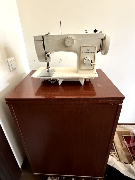 Tikuv mashinasi bor holati yaxshi a'lo  srochna sotiladi