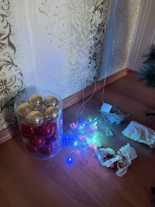 Ёлка с украшениями, гирлянды