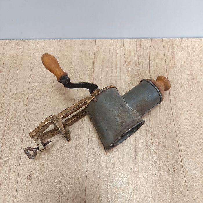 Антична мелница за подправки