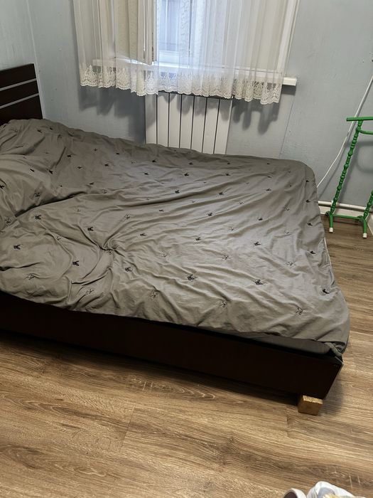 Отдам кровать без матраса