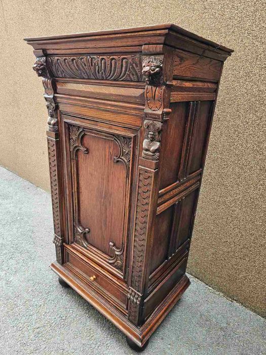 Уникален шкаф с дърворезба