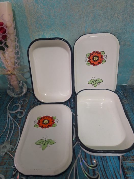 Продам эмалированные лотки.
