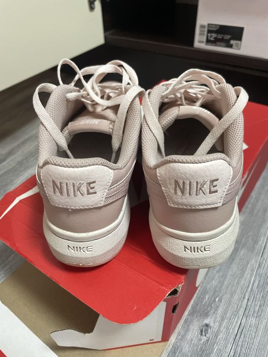 Маратонки Nike.