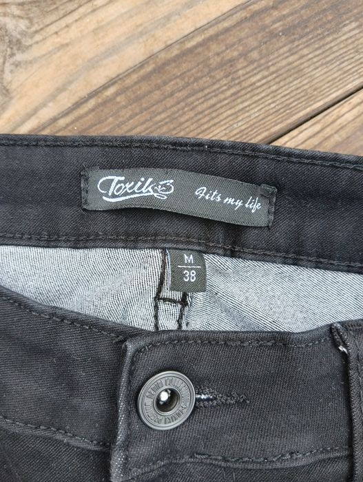 Джинсы черные с клепками