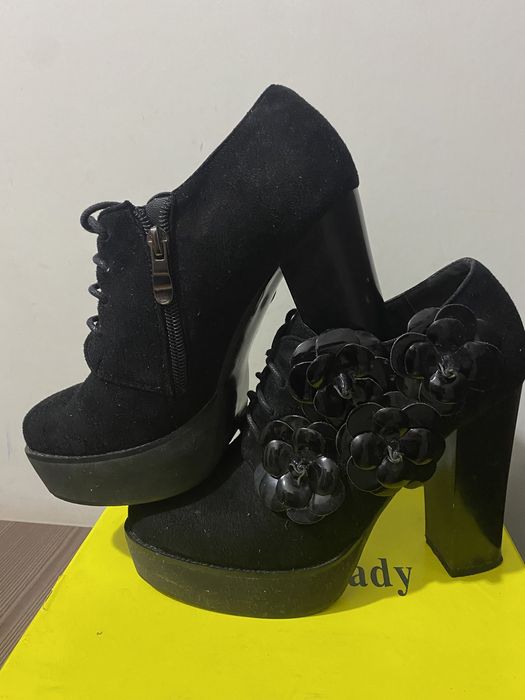 Биік өкшелі аяқ киім