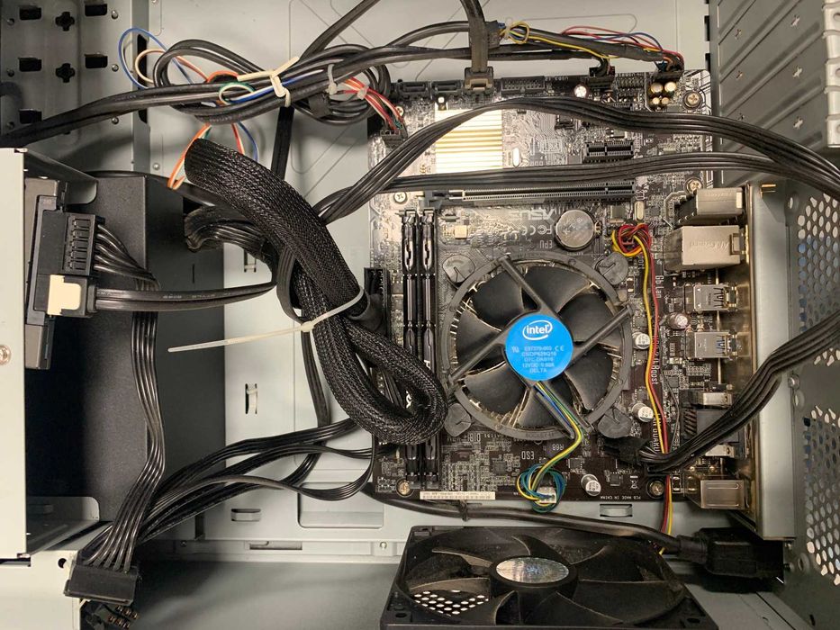 Компютърна конфигурация I5/8GB/SSD