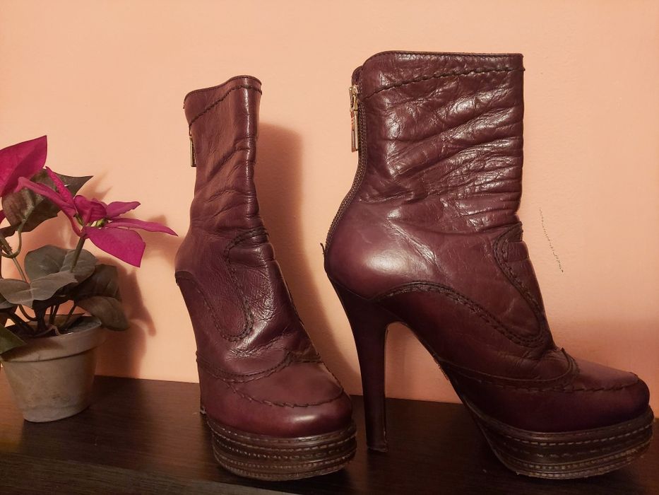 Продам кожанные сапожки PRADА осенние