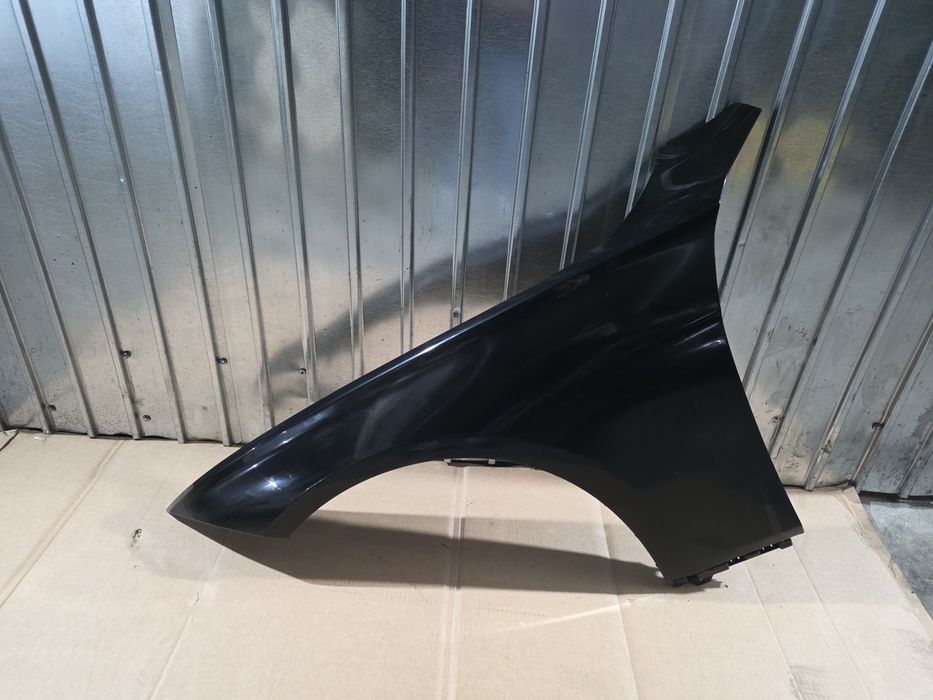 Aripa stanga fata originala BMW seria 3 F30 f31 neagra  culoare 668