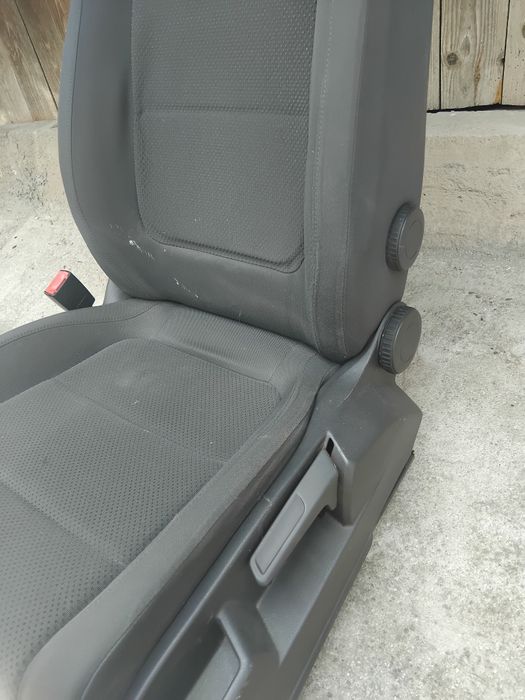 Продавам предна лява седалка за vw
