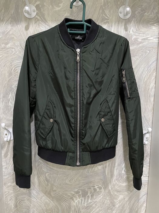 Продам осеннюю женскую куртку