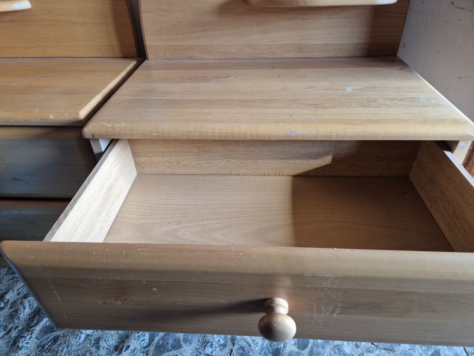 Vind 2 somiere și 2 noptiere