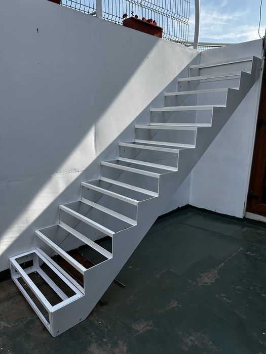 Confectionam scari metalice si balustrade