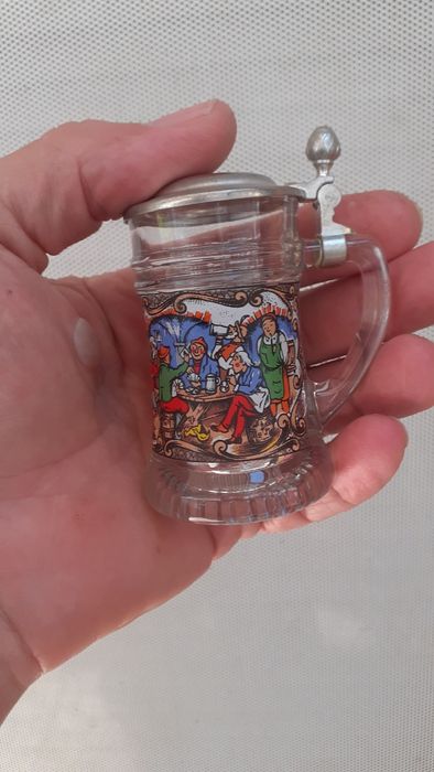 Два  броя  колекционерски малки халби