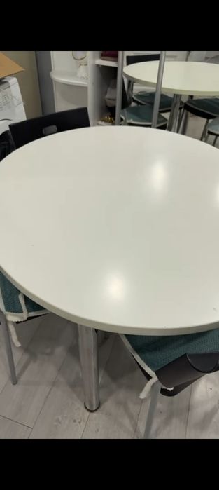 Продам Стол и стульями