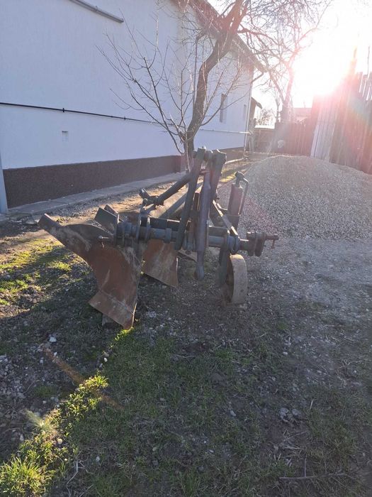 Tractor u650 ,plug si remorca.Se vand si separat