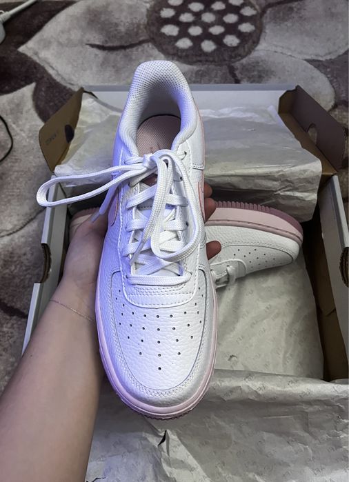 Vand adidasi Nike