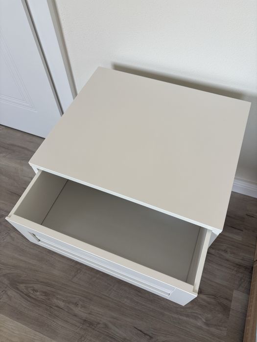 Noptiera culoarea alba cu picioare de bambus