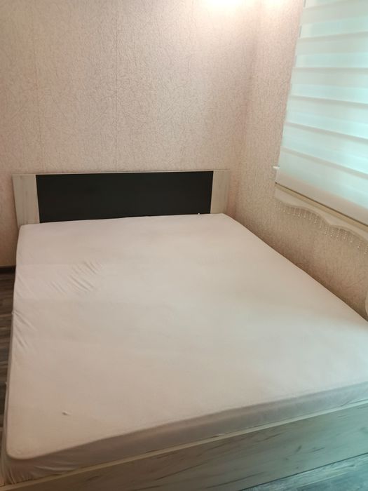 Спален с матрак и нощни скафсе