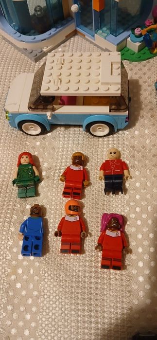 Lego original Magazinul de înghețată,mașini HOT Wheels, băncuțe, figurine