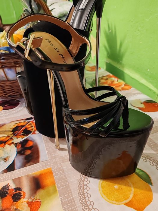 Vând perechii sandale