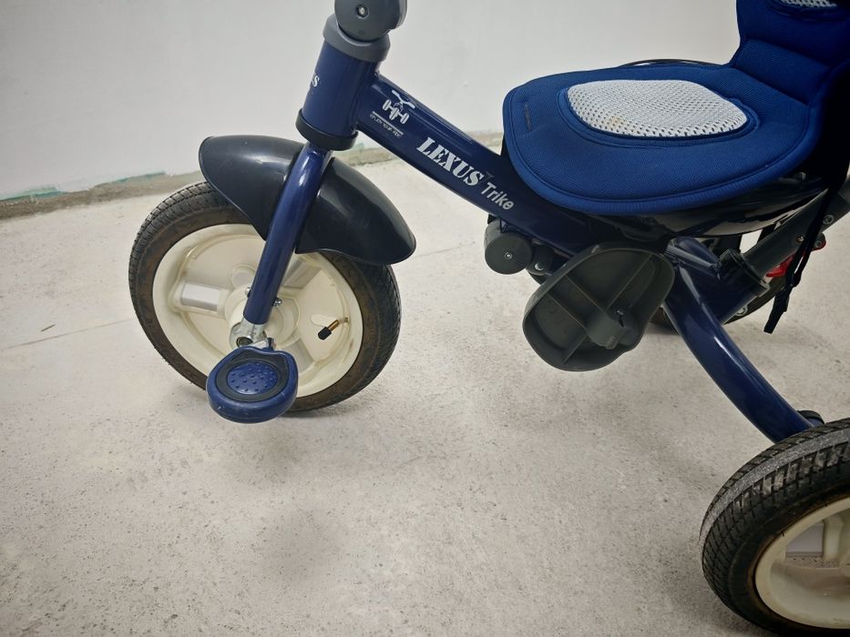 Продавам триколка Lexus, много запазена