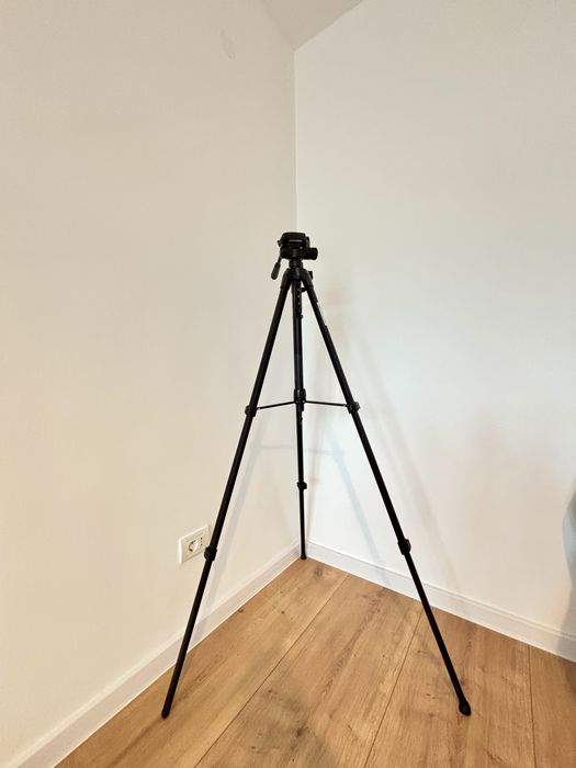 Canon EOS 200D + EF-S 18-55mm + trepied + geantă + accesorii – kit complet