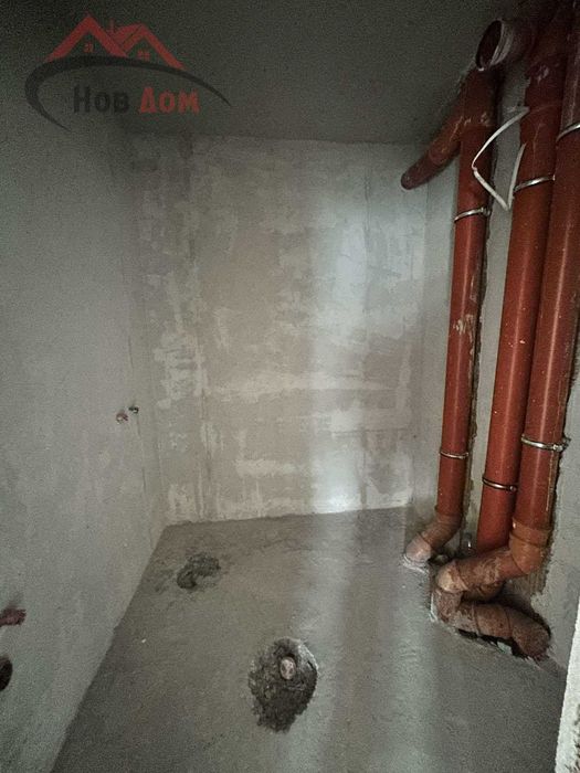 Тристаен до магазин Практикер