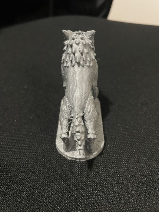 3D принтиран вълк върху скала